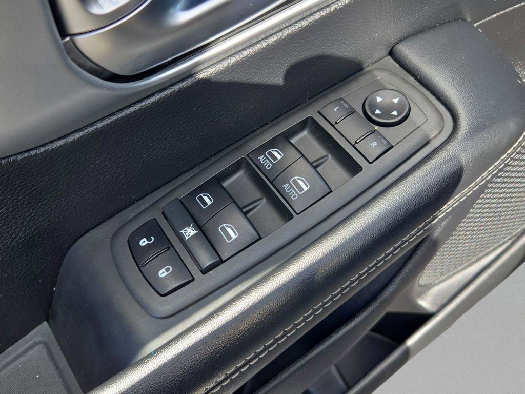 Used 2021 Chrysler Pacifica Touring w/ Uconnect Theater Family Group image 30