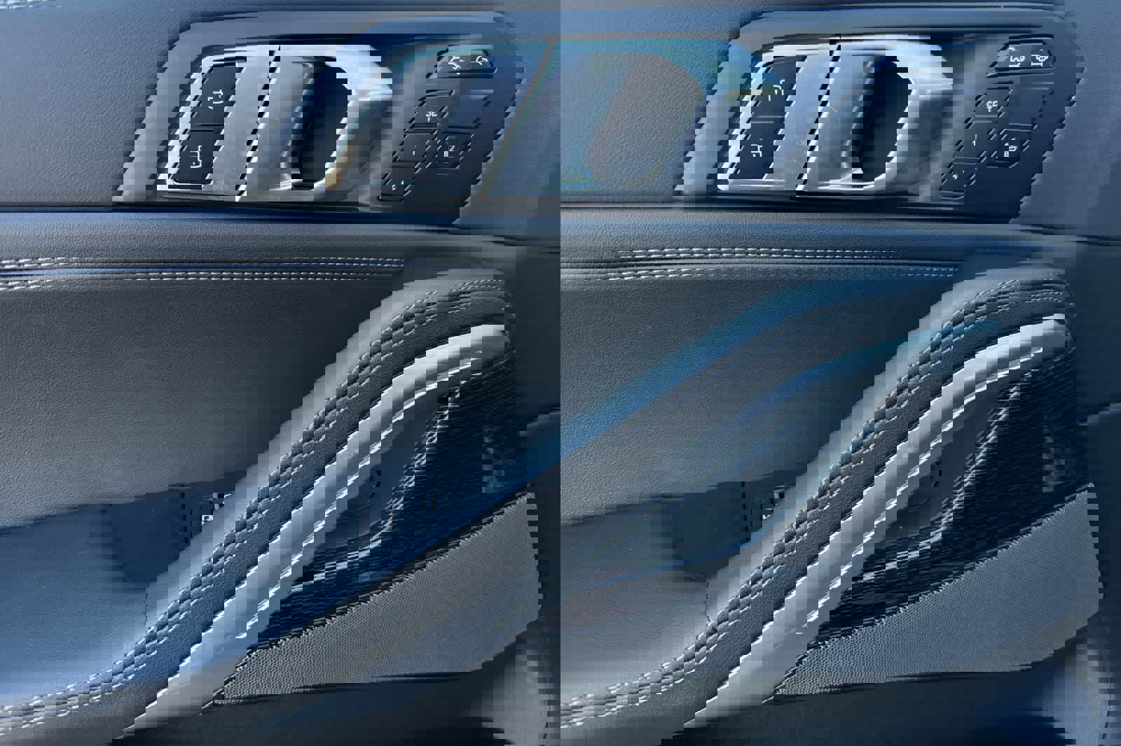New 2026 BMW X6 xDrive40i w/ Executive Package image 13