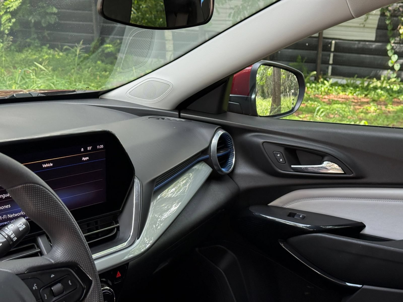 Used 2025 Chevrolet Trax LT FWD image 32
