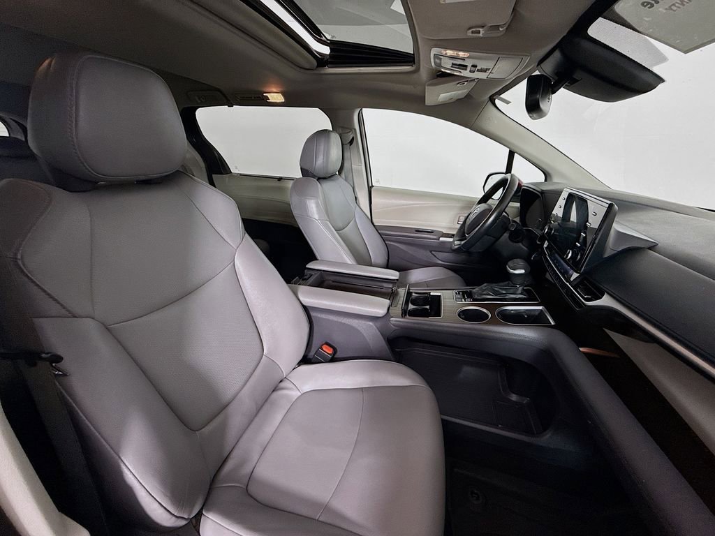 Certified 2022 Toyota Sienna XLE image 32