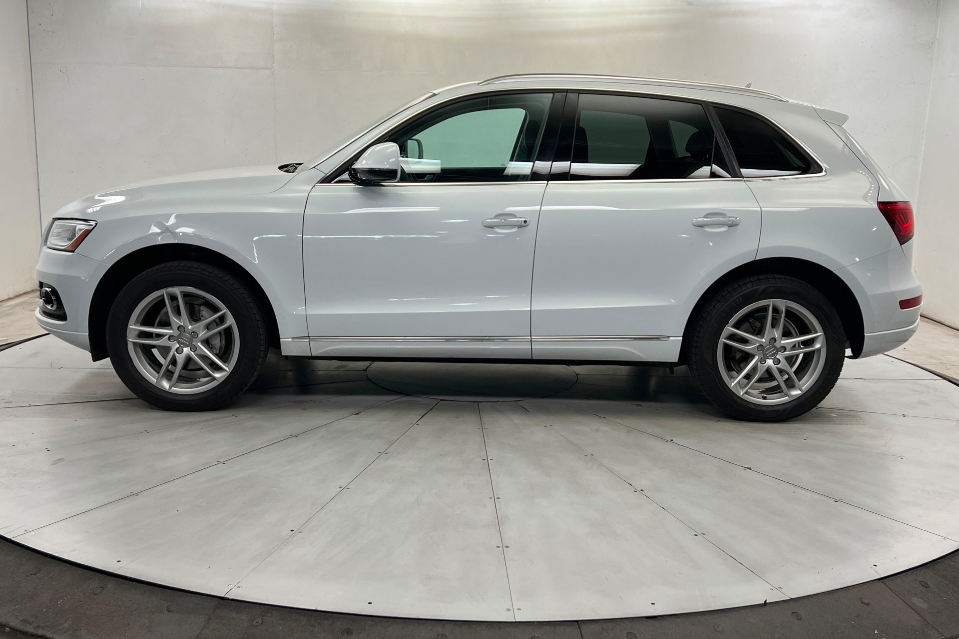 Used 2017 Audi Q5 2.0T Premium Plus AWD/4WD image 2