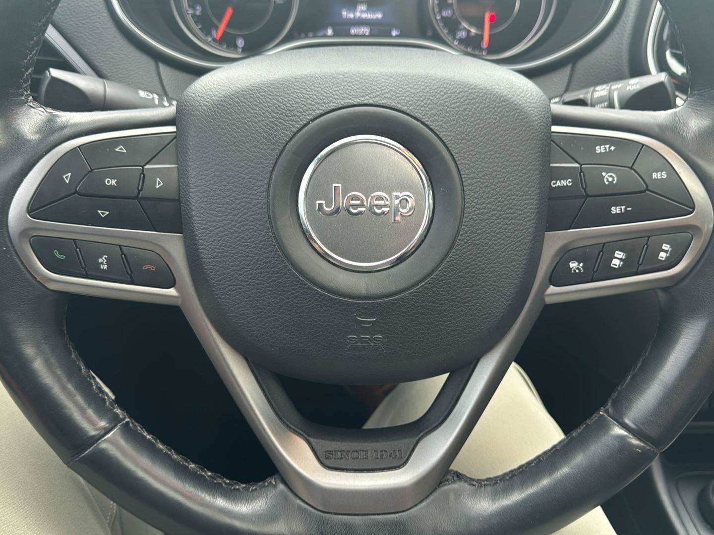 Used 2019 Jeep Cherokee Limited w/ Luxury Group AWD/4WD image 12