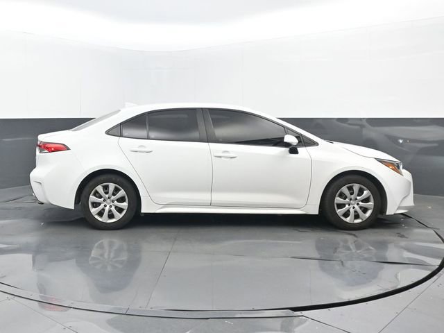 Used 2022 Toyota Corolla LE FWD image 2