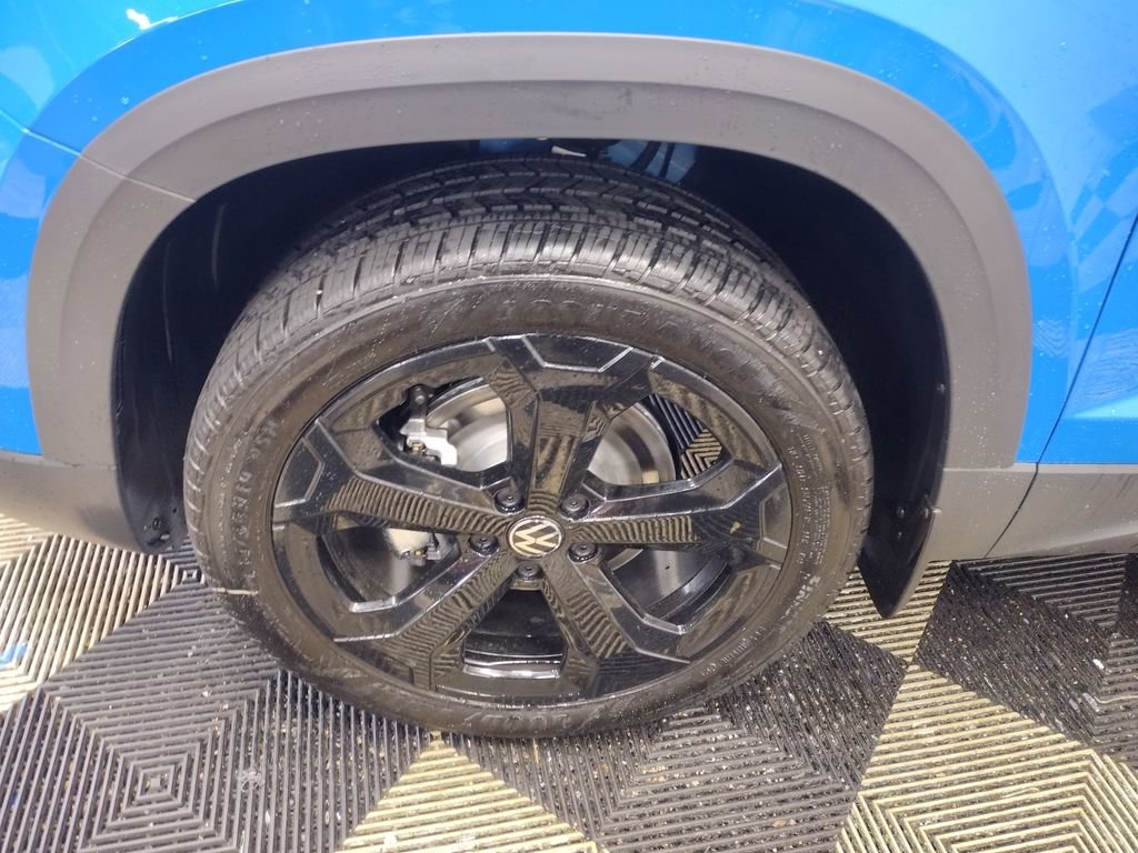 New 2025 Volkswagen Taos SEL image 5