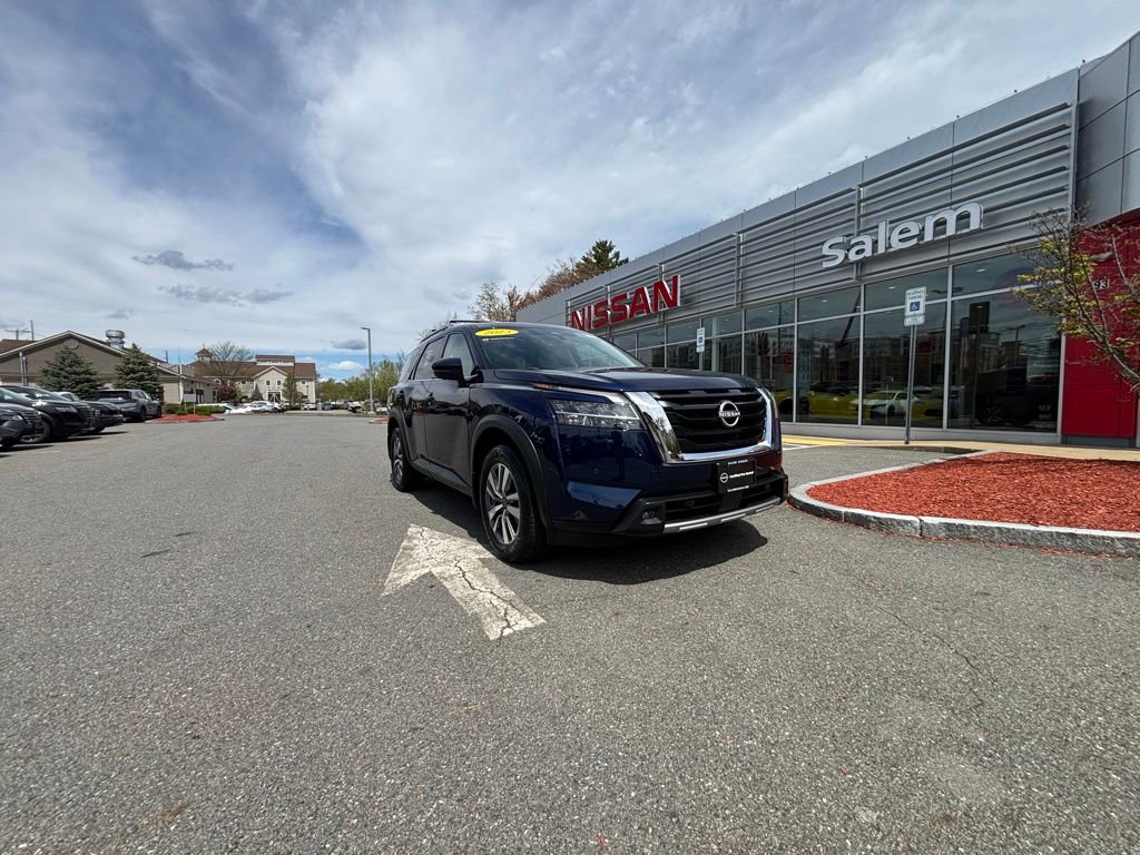 Used 2023 Nissan Pathfinder SL AWD/4WD image 1