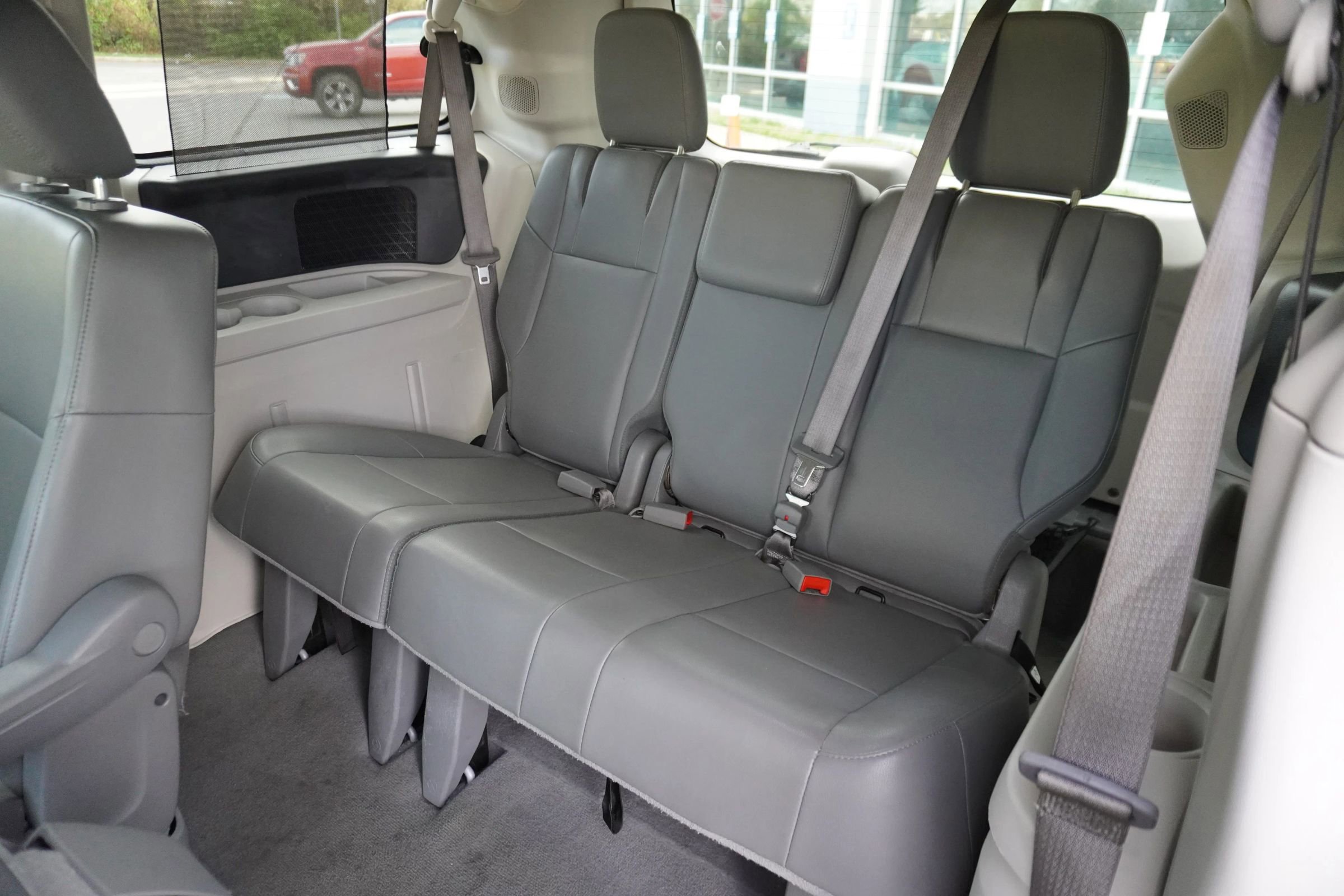 Used 2012 Volkswagen Routan SE FWD image 13