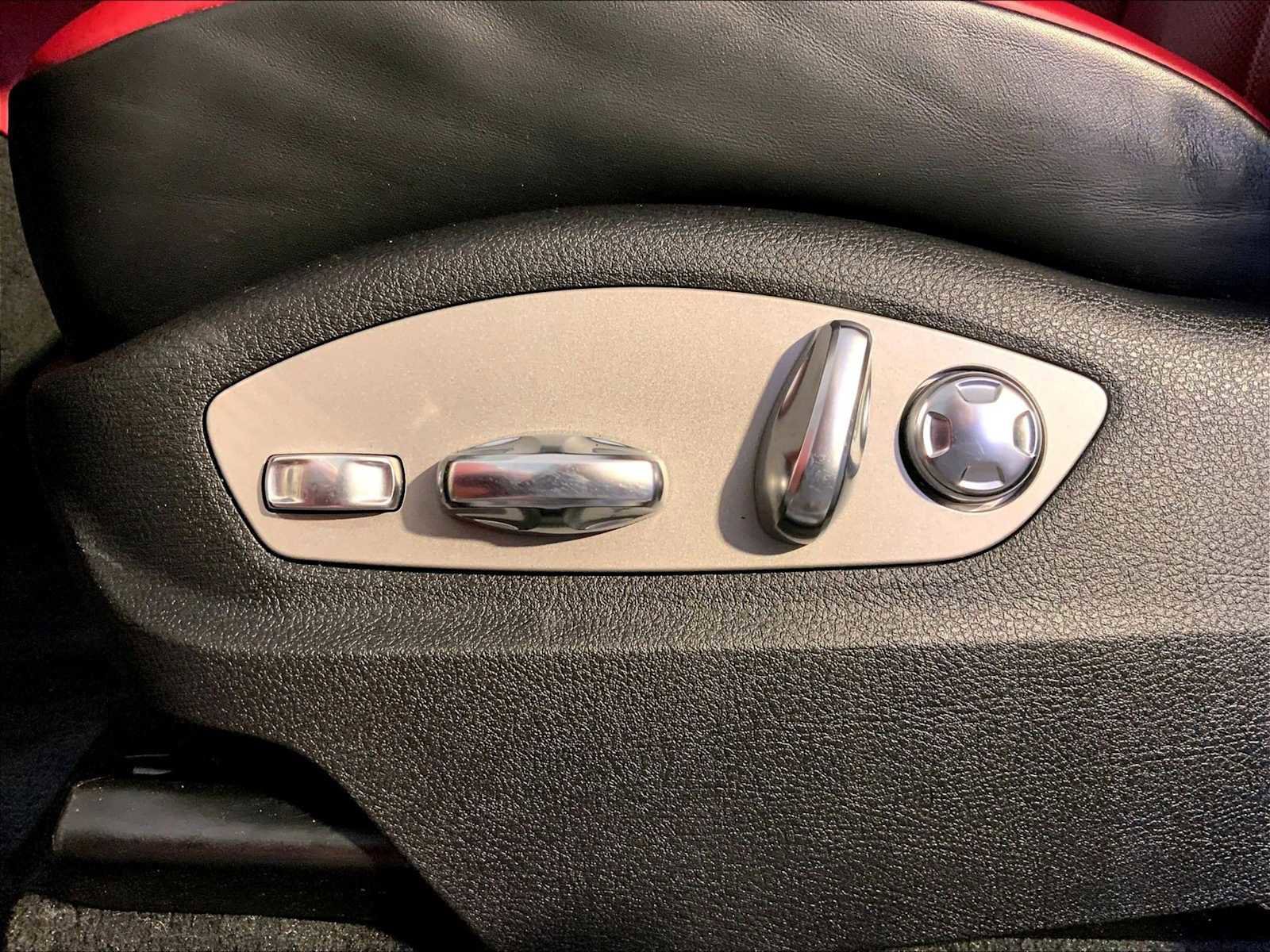 Certified 2023 Porsche Macan S w/ Premium Package Plus image 39