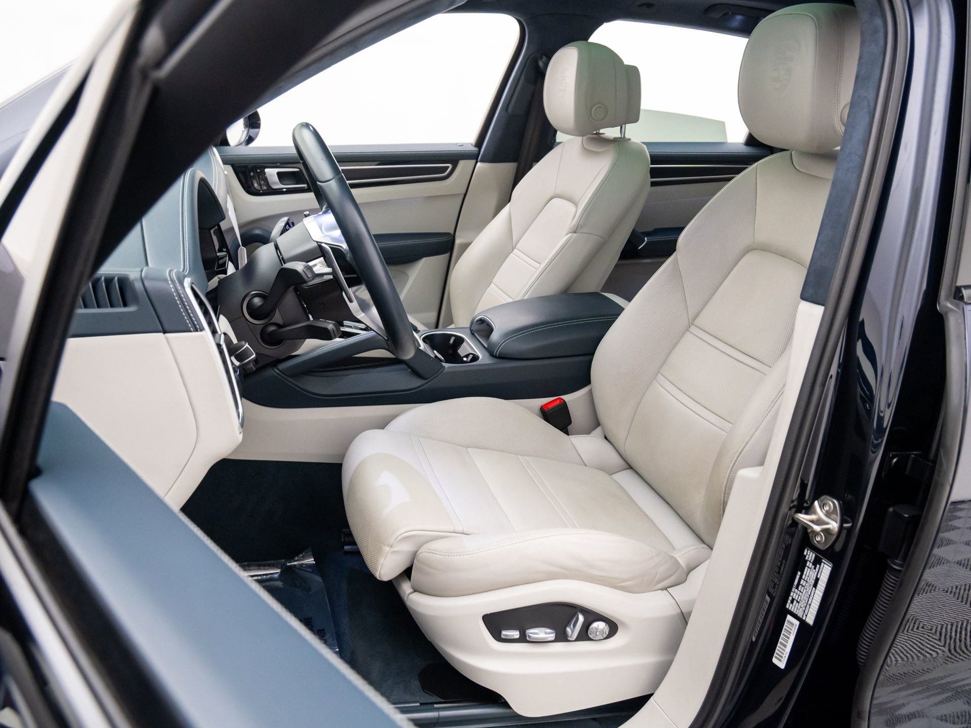 Used 2021 Porsche Cayenne GTS image 5