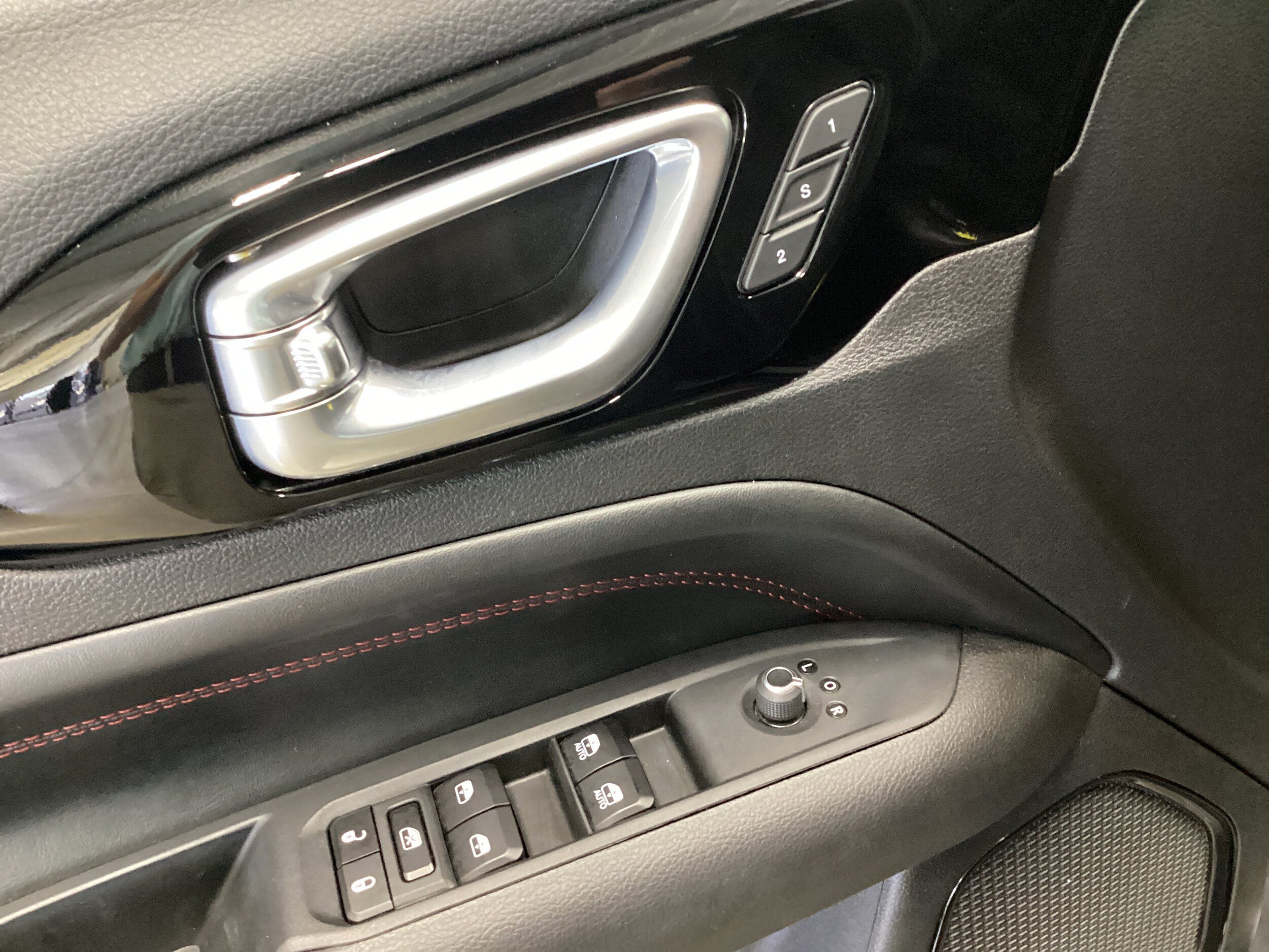 Used 2025 Jeep Compass Trailhawk w/ Trailhawk Elite Group AWD/4WD image 14