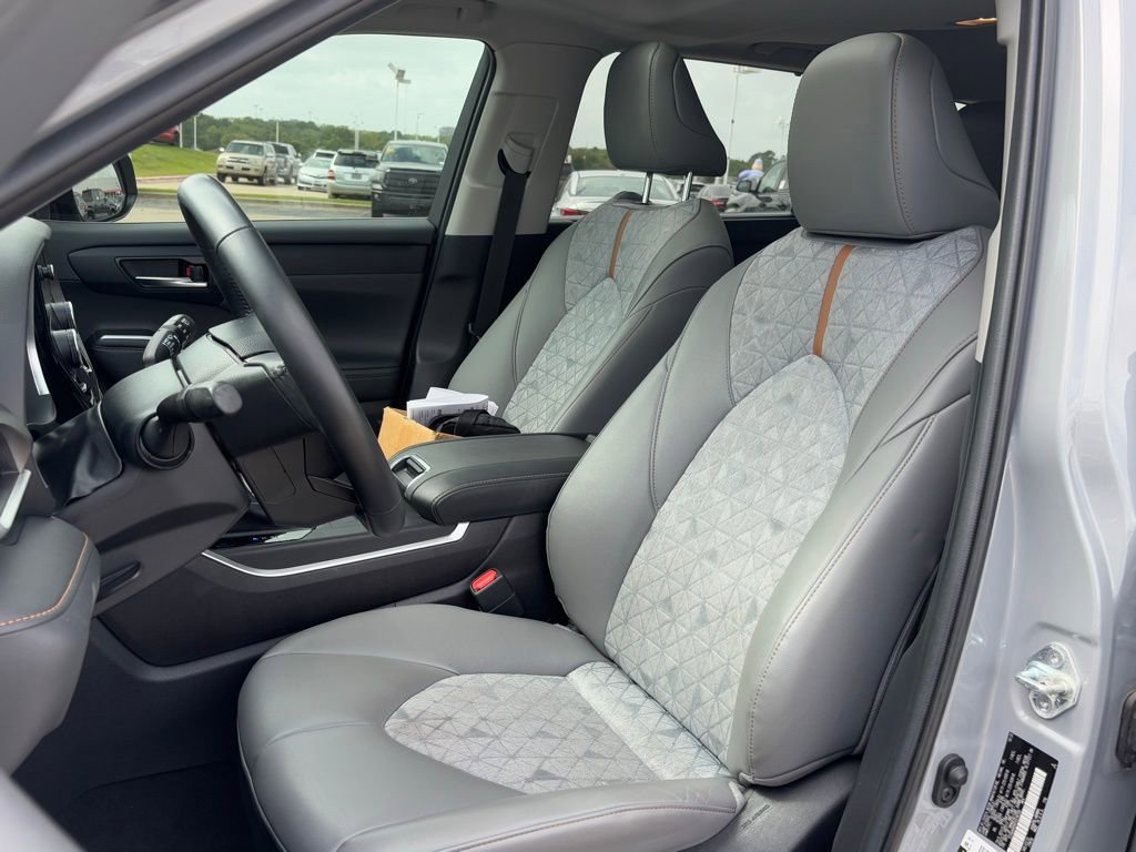 Used 2023 Toyota Highlander Bronze Edition image 7