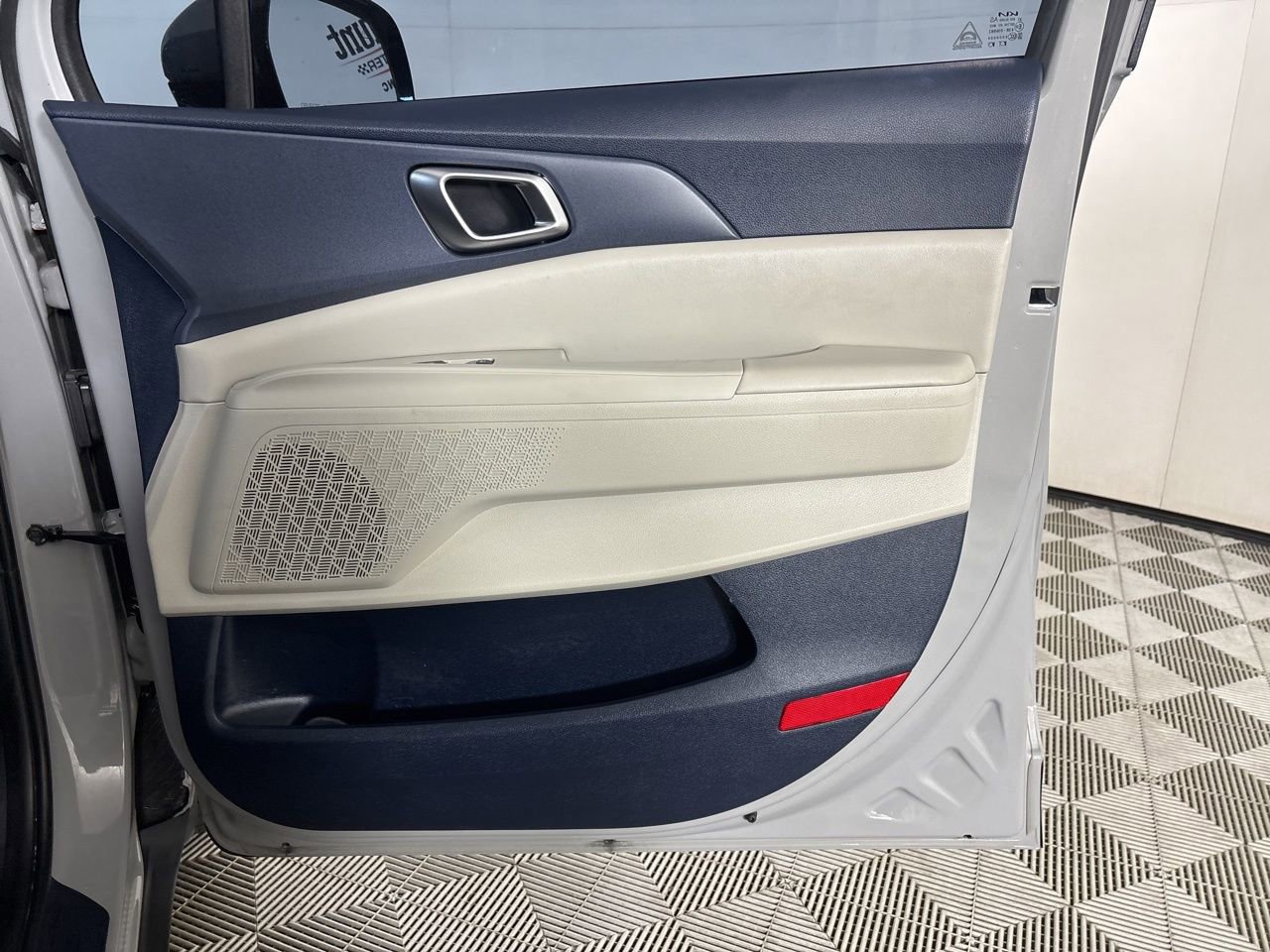 Used 2025 Kia Carnival EX image 23