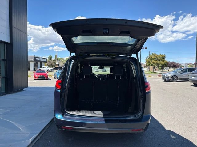 Used 2022 Chrysler Pacifica Touring-L w/ Uconnect Theater Family Group FWD image 7