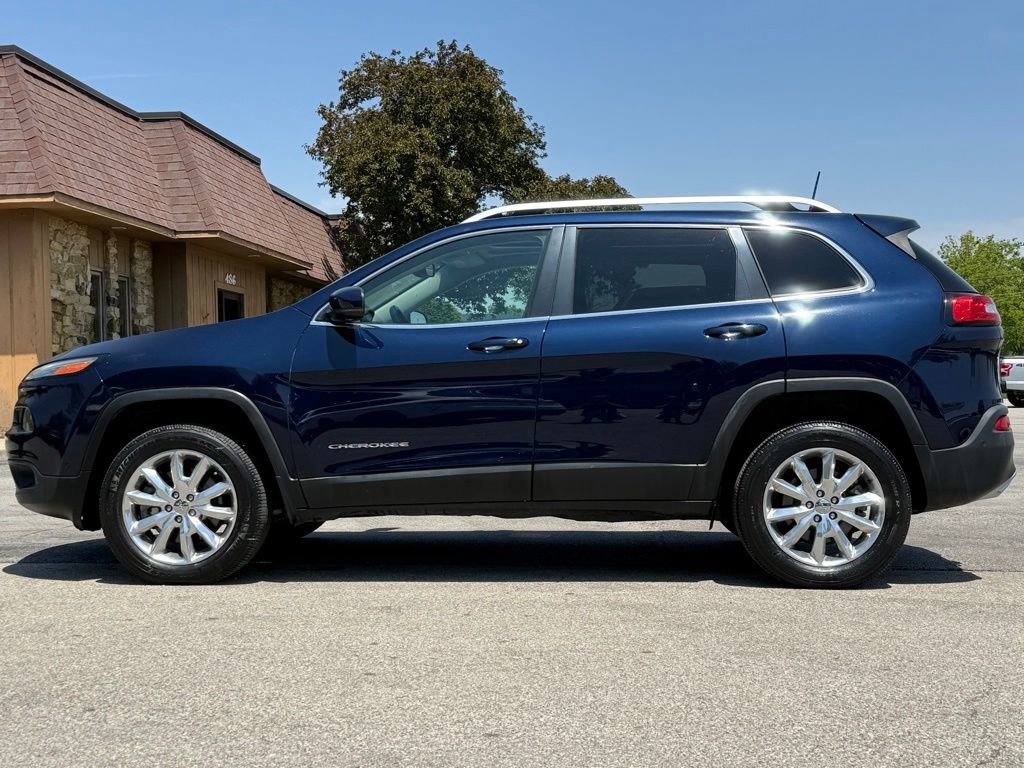 Used 2016 Jeep Cherokee Limited w/ Luxury Group AWD/4WD image 2