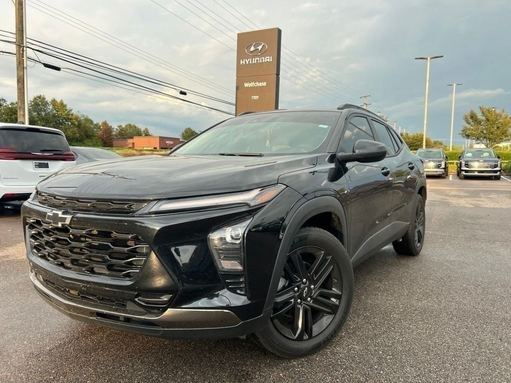 Used 2024 Chevrolet Trax ACTIV w/ Sunroof Package FWD image 1