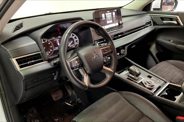 Used 2024 Mitsubishi Outlander SE image 14