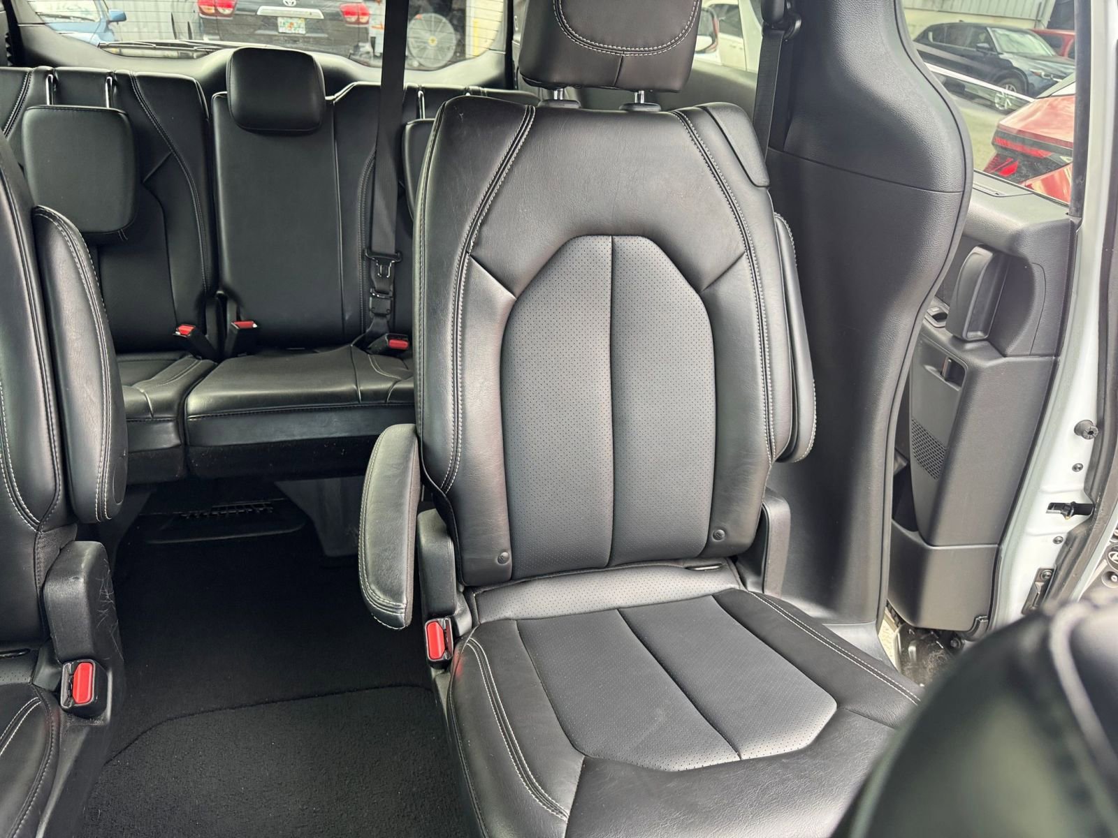 Used 2025 Chrysler Pacifica Select image 39