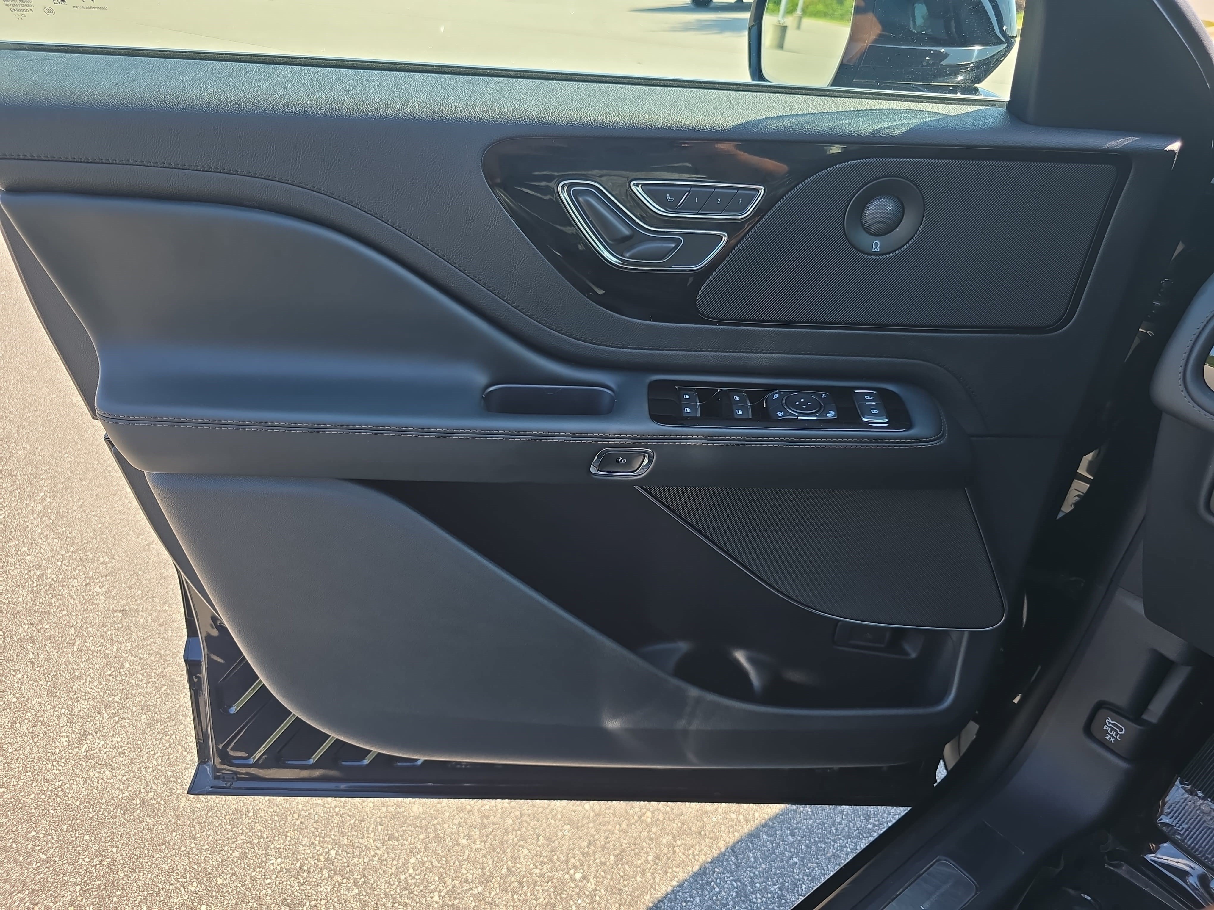 Certified 2026 Lincoln Aviator Reserve AWD/4WD image 26