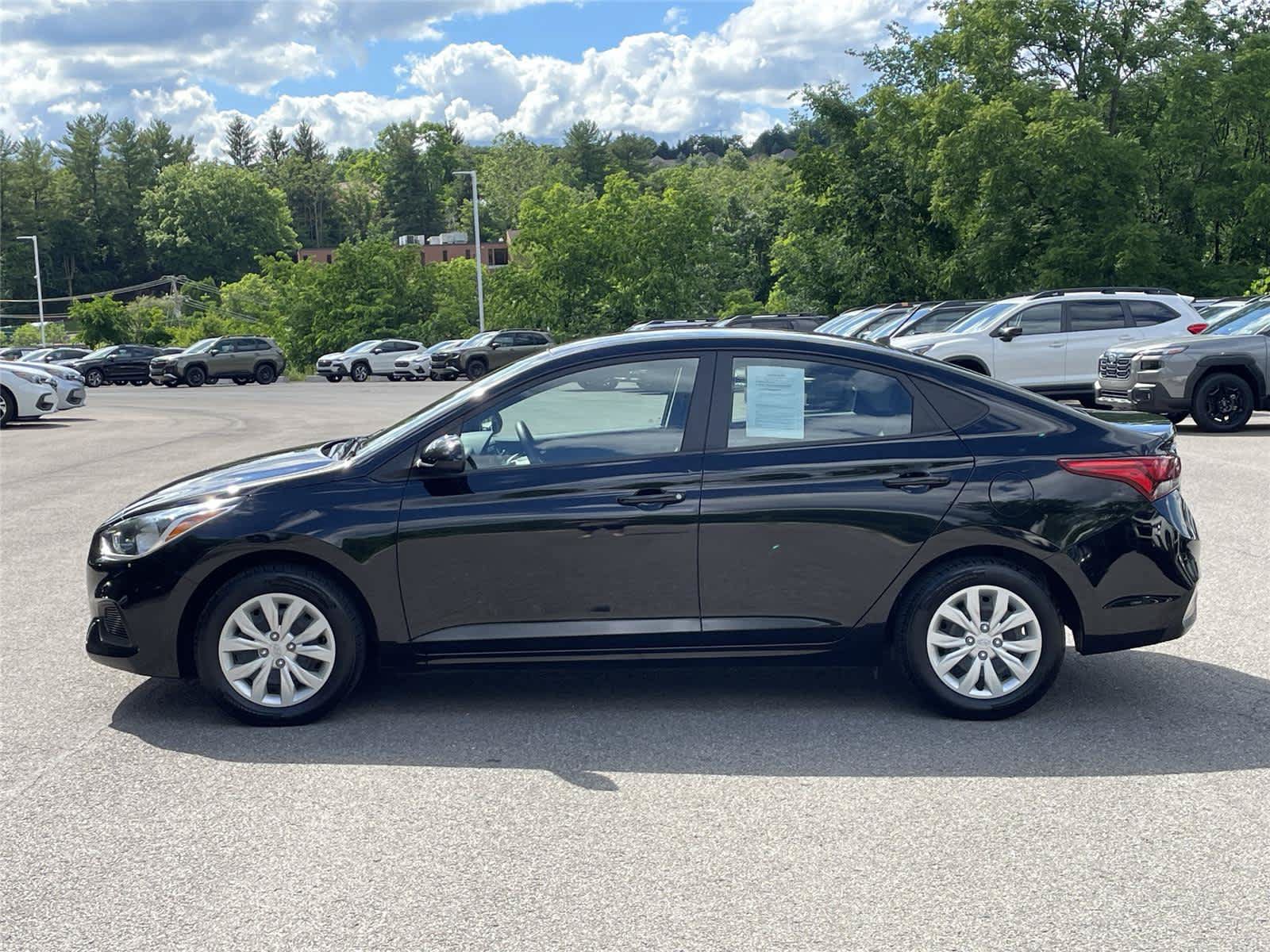 Used 2022 Hyundai Accent SE w/ Cargo Package FWD image 2