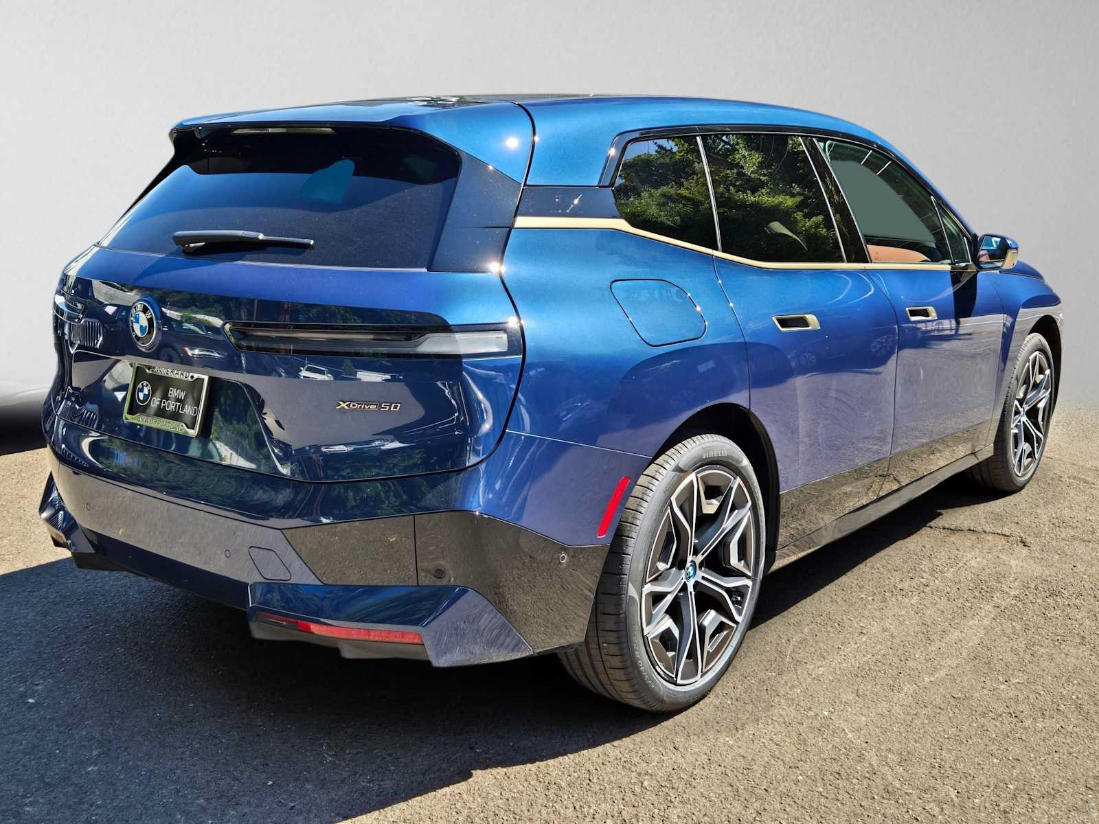 Used 2024 BMW iX xDrive50 w/ Premium Package AWD/4WD image 3