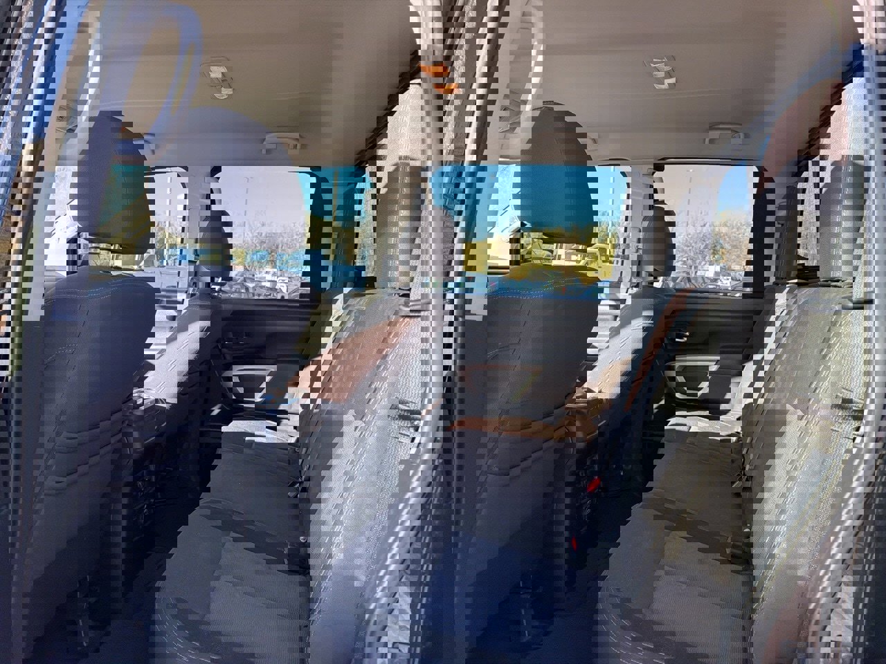 Used 2021 Nissan Titan SV w/ SV Convenience Package image 10