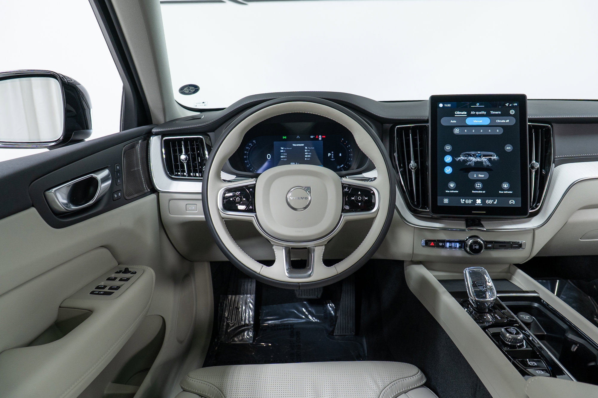 New 2026 Volvo XC60 B5 Ultra w/ Climate Package image 17