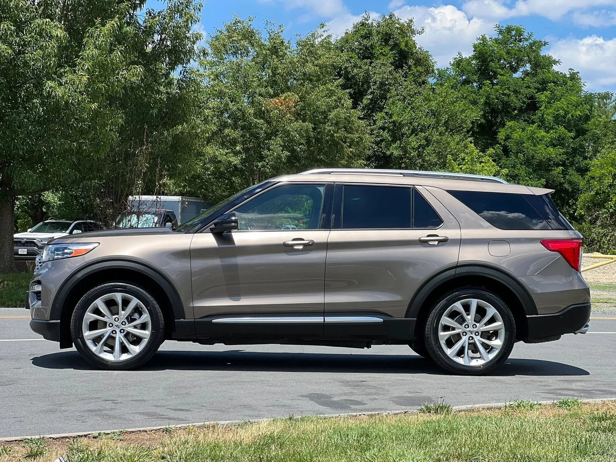 Used 2021 Ford Explorer Platinum w/ Equipment Group 601A AWD/4WD image 2