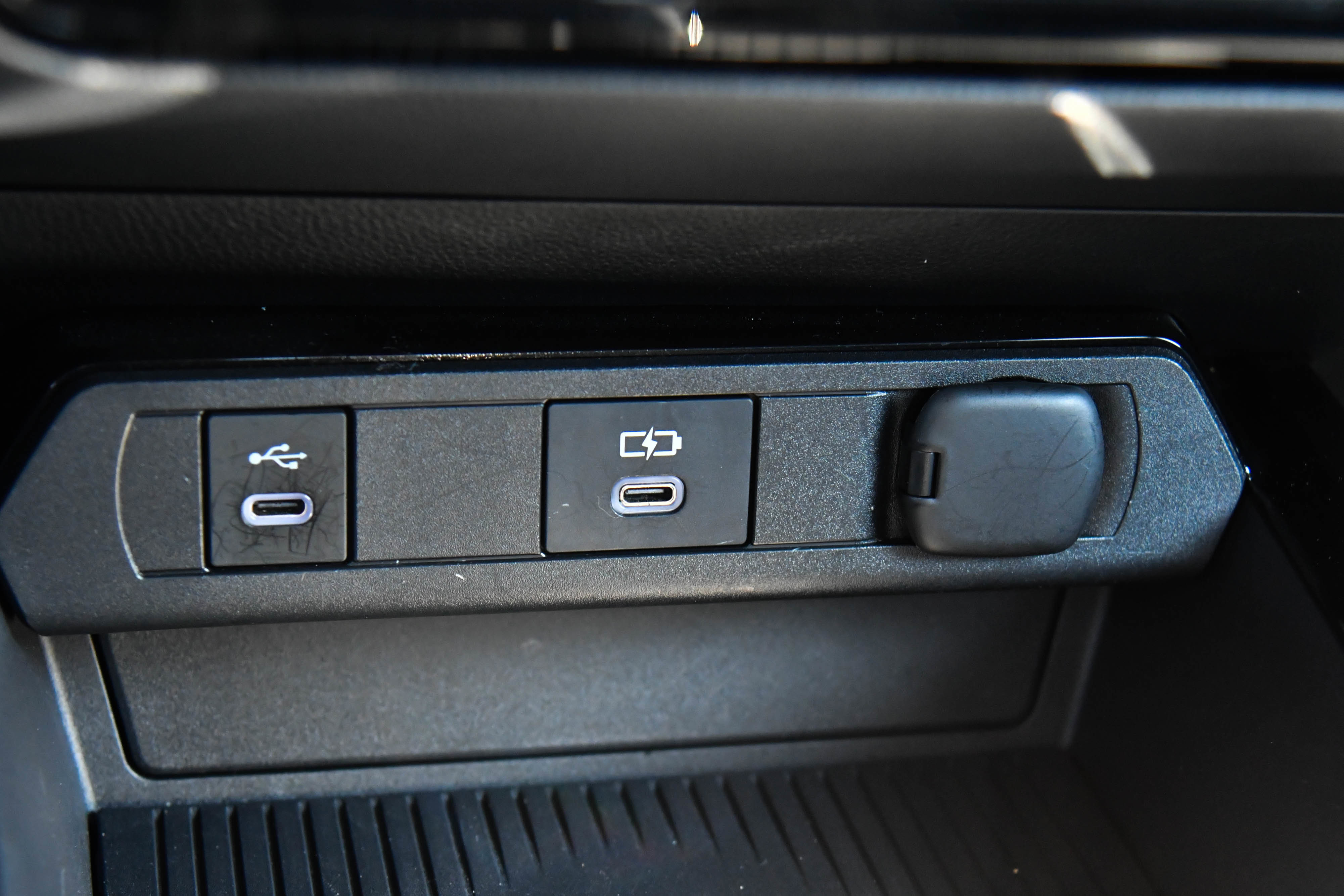 Used 2025 Toyota Prius LE image 24