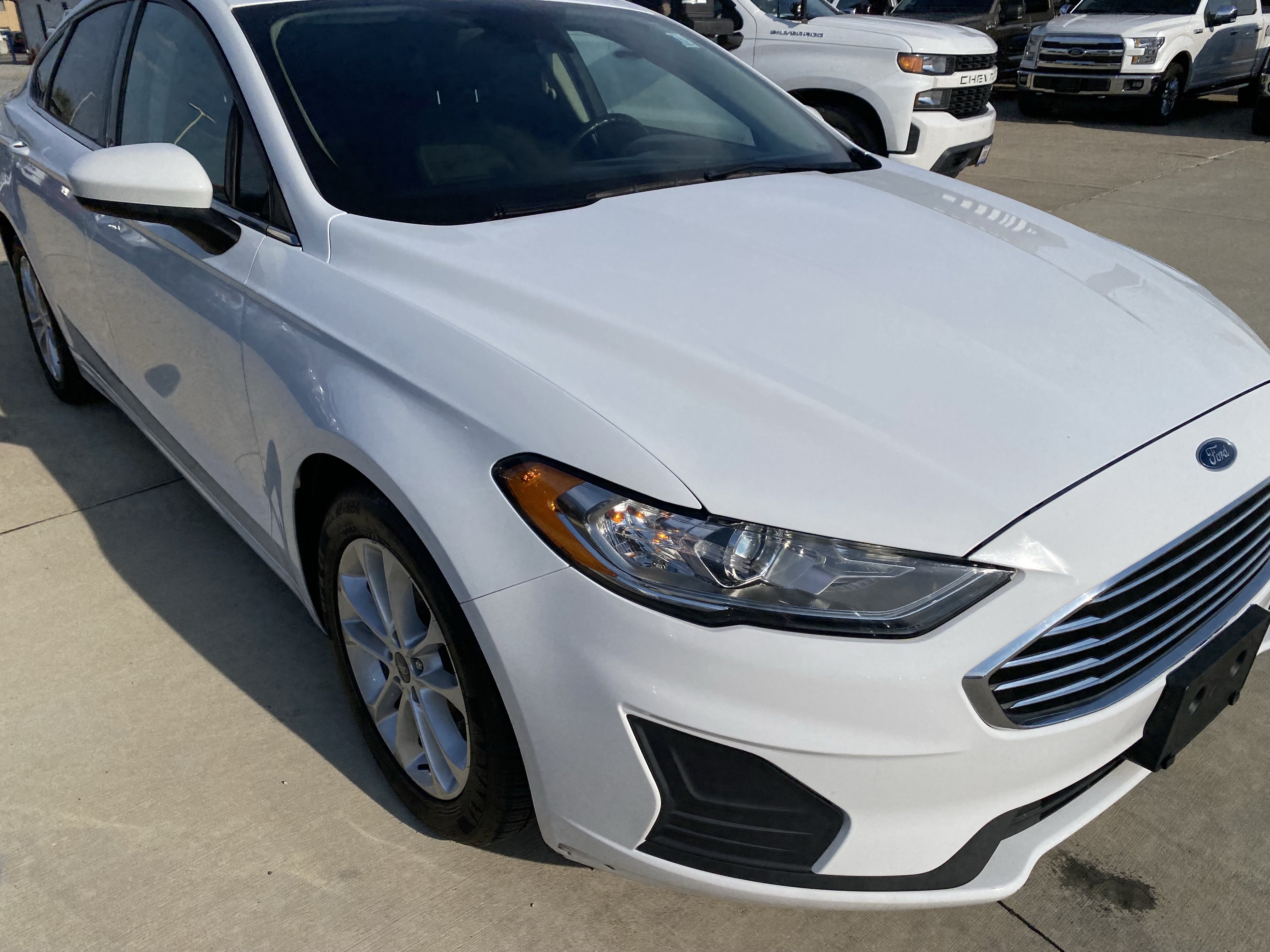 Used 2019 Ford Fusion SE FWD image 2