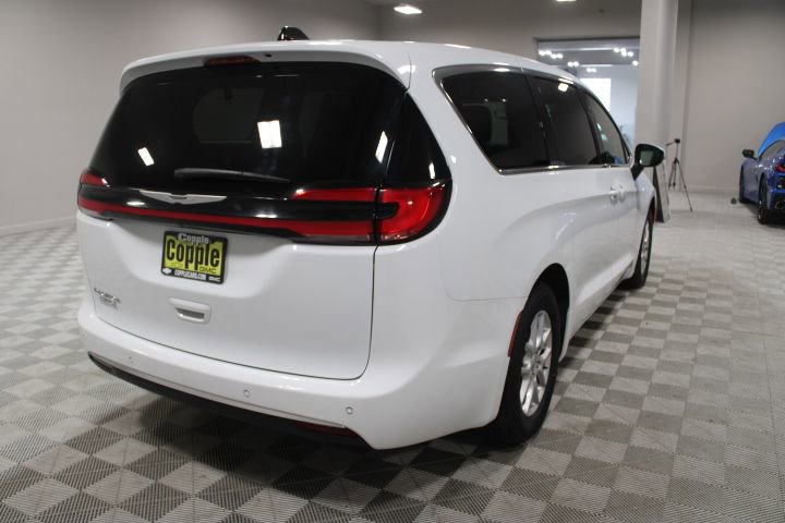 Used 2023 Chrysler Pacifica Touring-L image 11