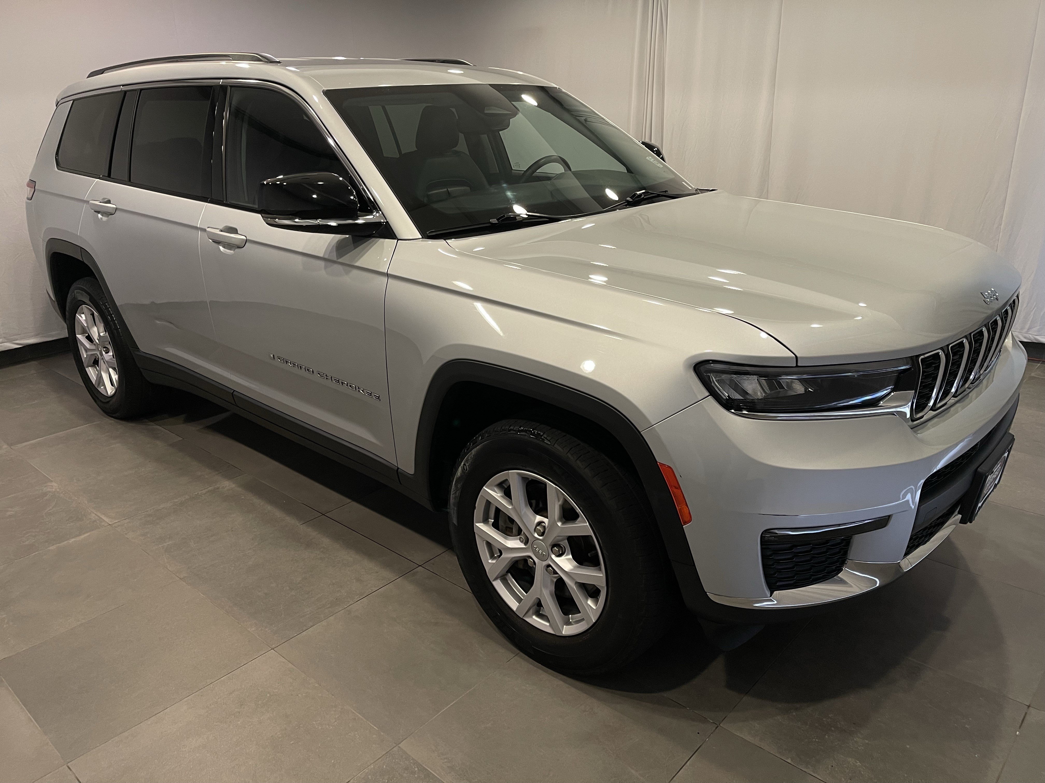 Used 2022 Jeep Grand Cherokee L Limited AWD/4WD image 3