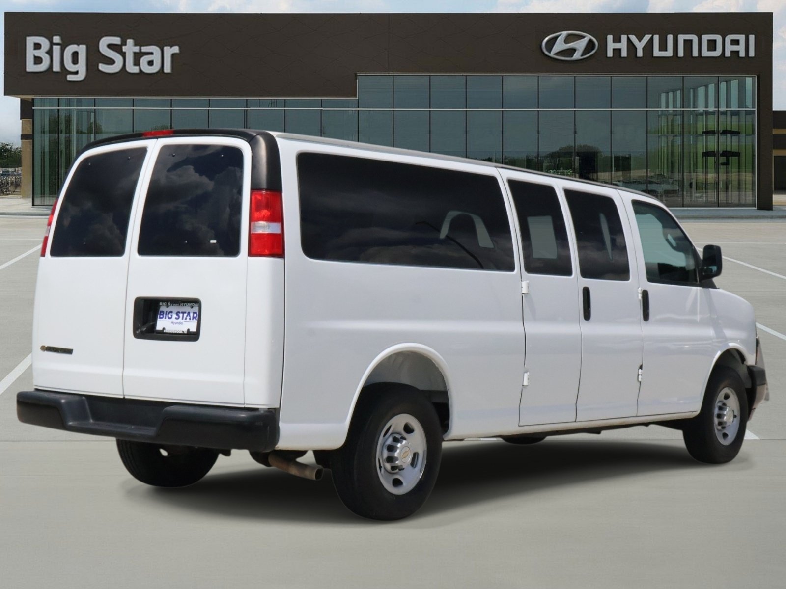 Used 2025 Chevrolet Express 3500 LS RWD image 4