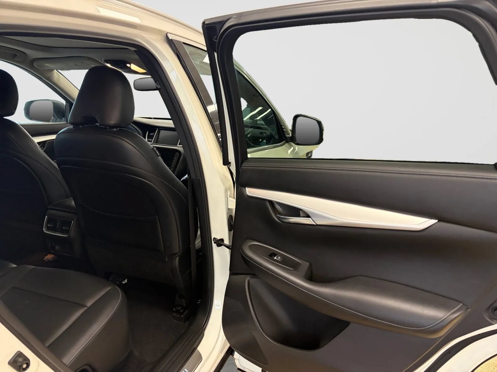 Used 2019 INFINITI QX50 Luxe w/ Navigation Package AWD/4WD image 17