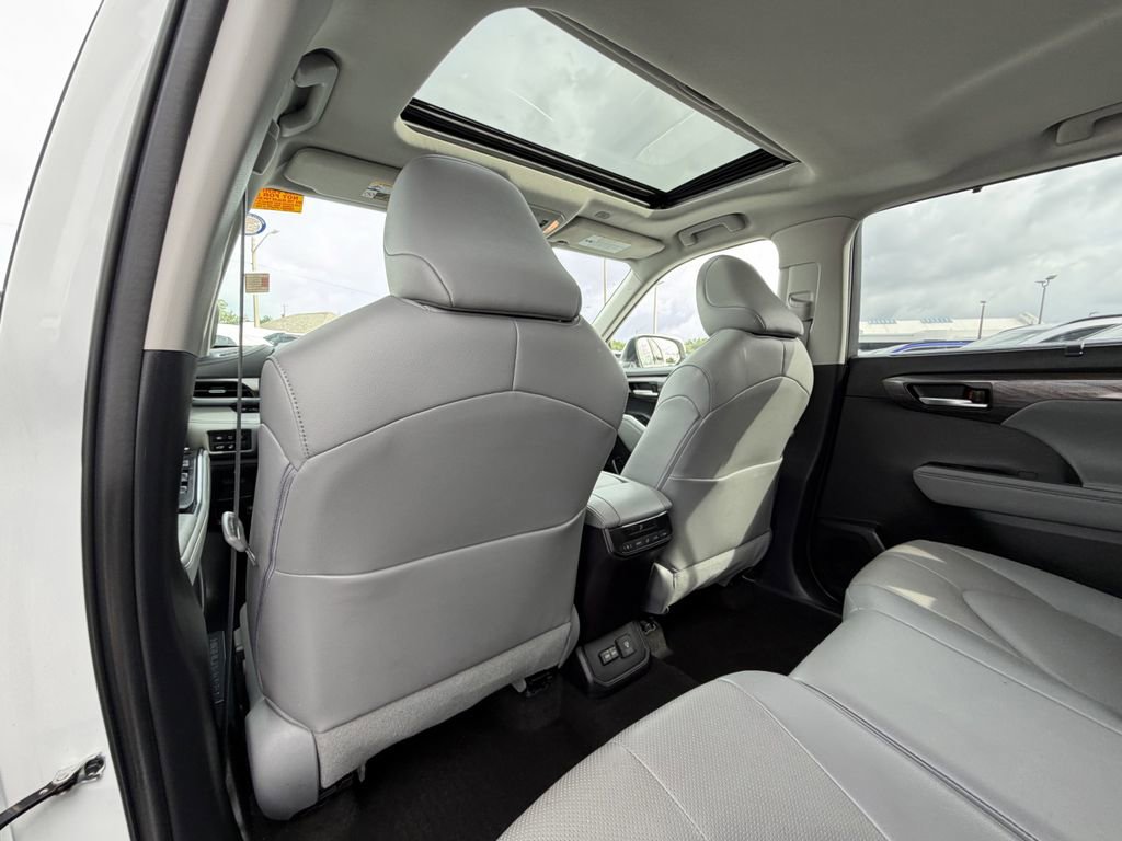 Used 2023 Toyota Highlander Limited AWD/4WD image 16