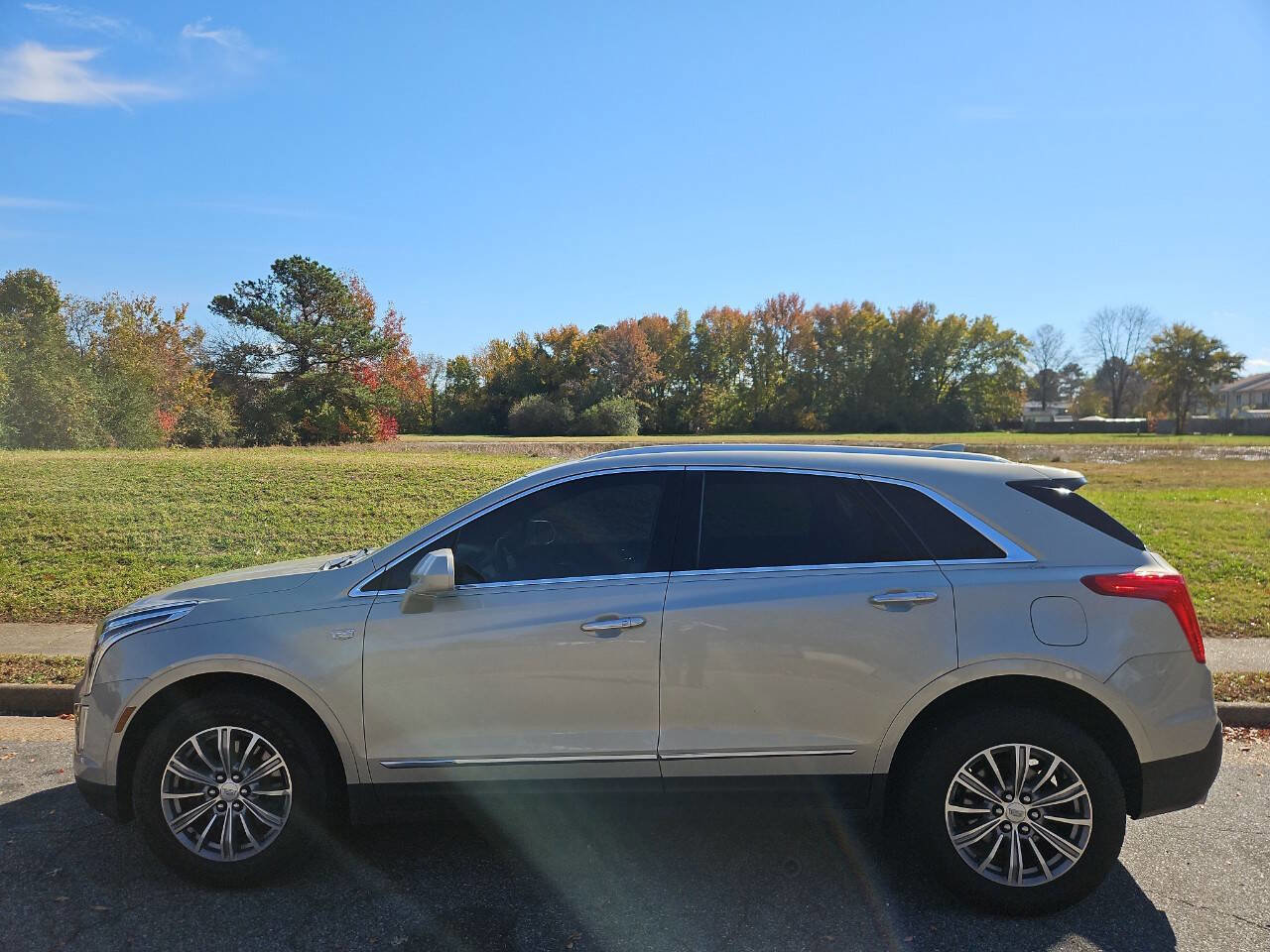Used 2017 Cadillac XT5 Luxury w/ Driver Awareness Package AWD/4WD image 2