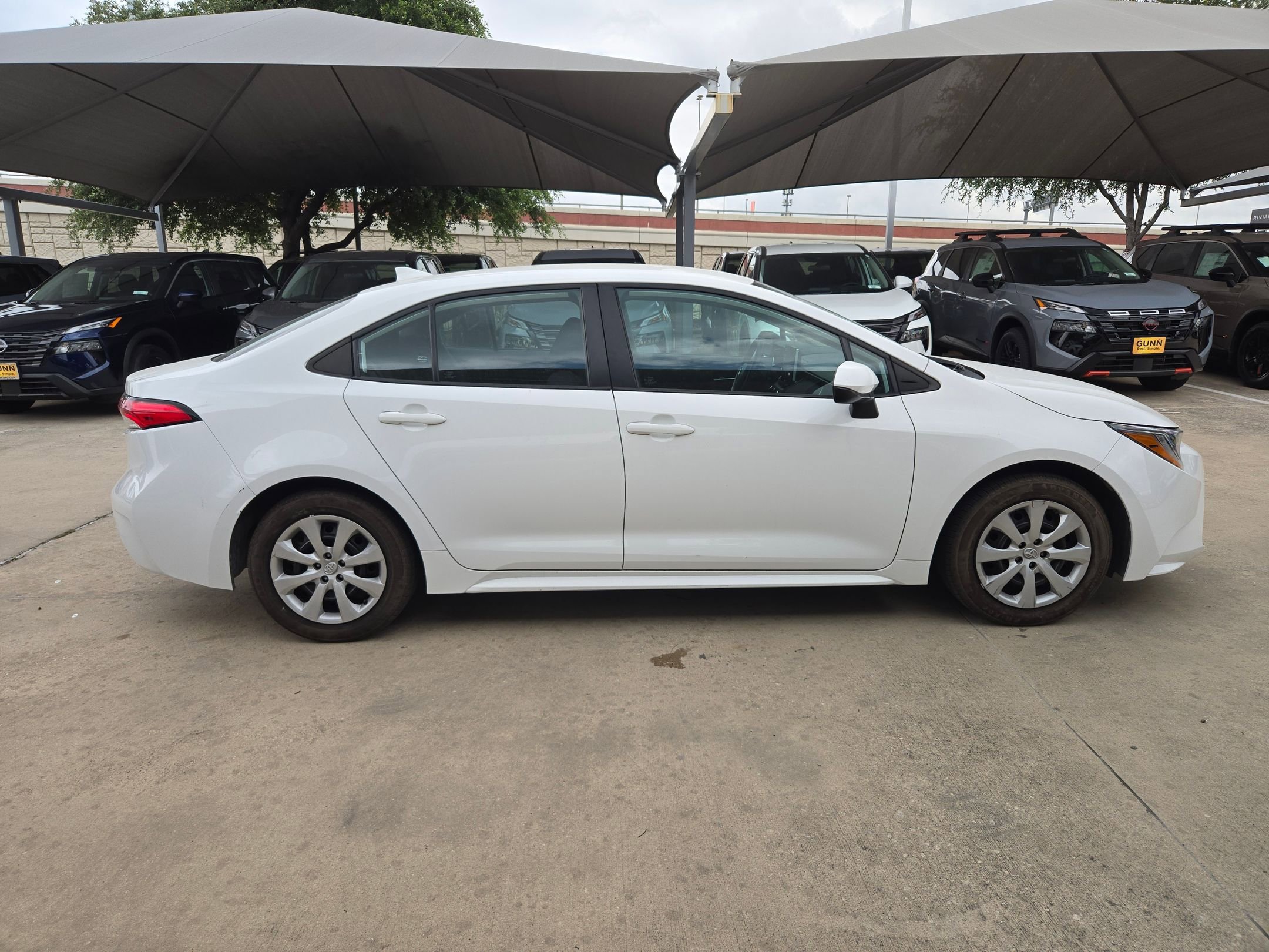 Used 2021 Toyota Corolla LE FWD image 2