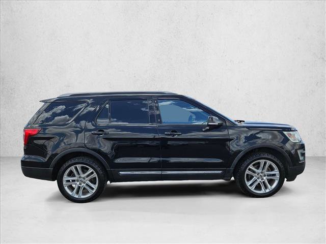 Used 2017 Ford Explorer XLT w/ Equipment Group 202A FWD image 4