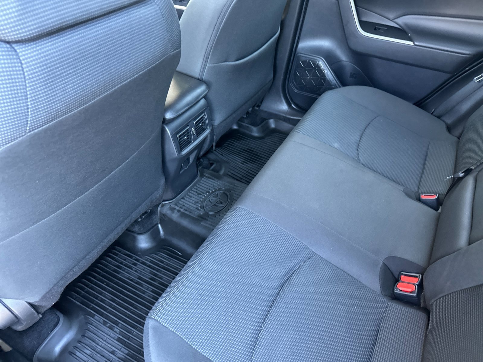 Used 2022 Toyota RAV4 LE image 12