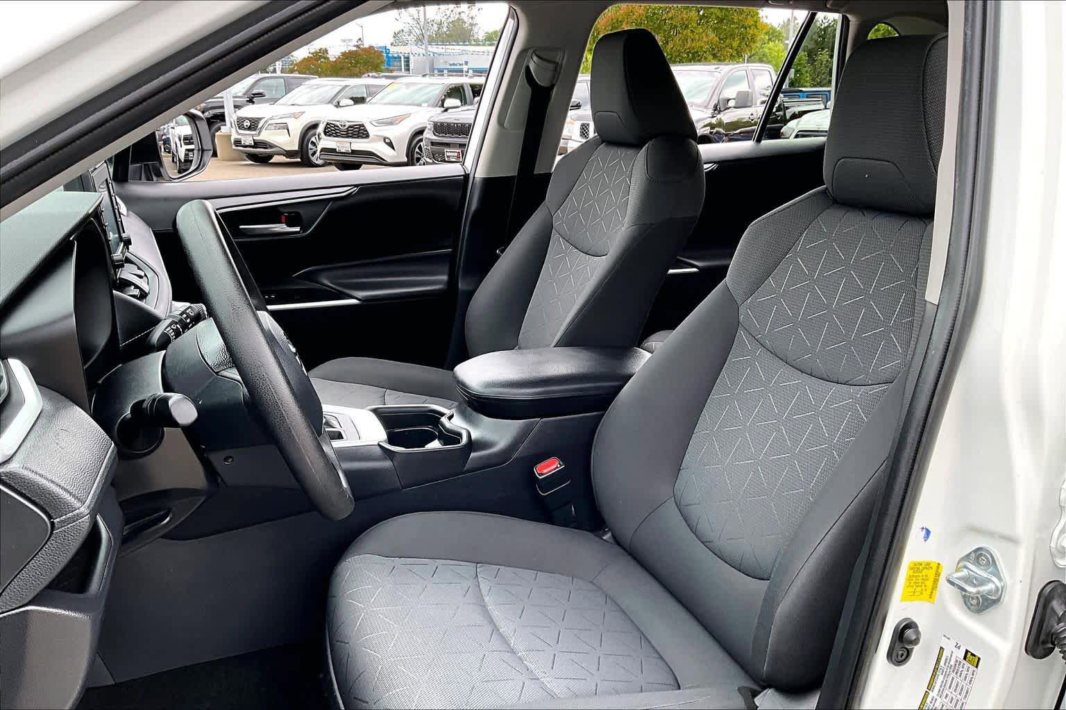 Used 2021 Toyota RAV4 XLE w/ Carpet Mat Package (TMS) FWD image 7