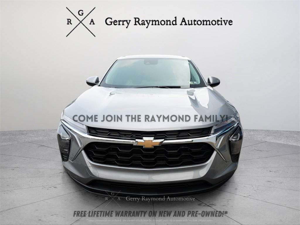 Used 2025 Chevrolet Trax LS w/ LS Convenience Package image 2