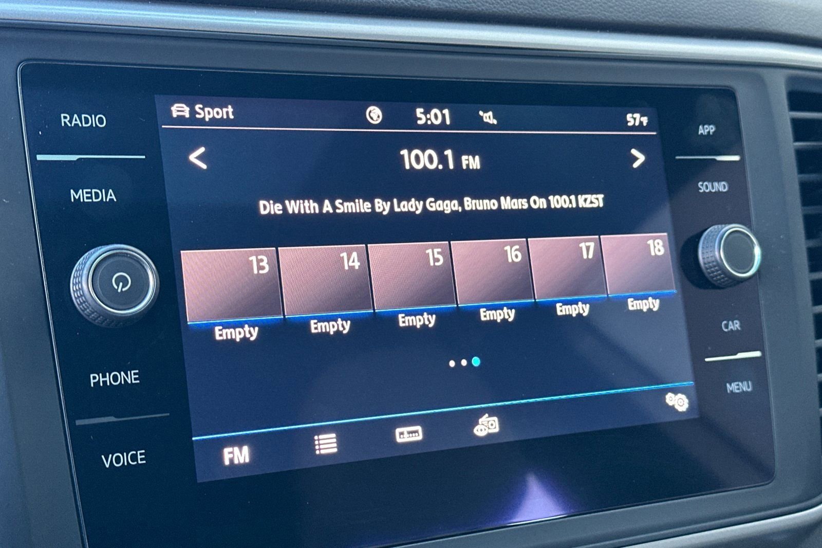 Used 2020 Volkswagen Atlas Cross Sport SE w/ Panoramic Sunroof Package image 21