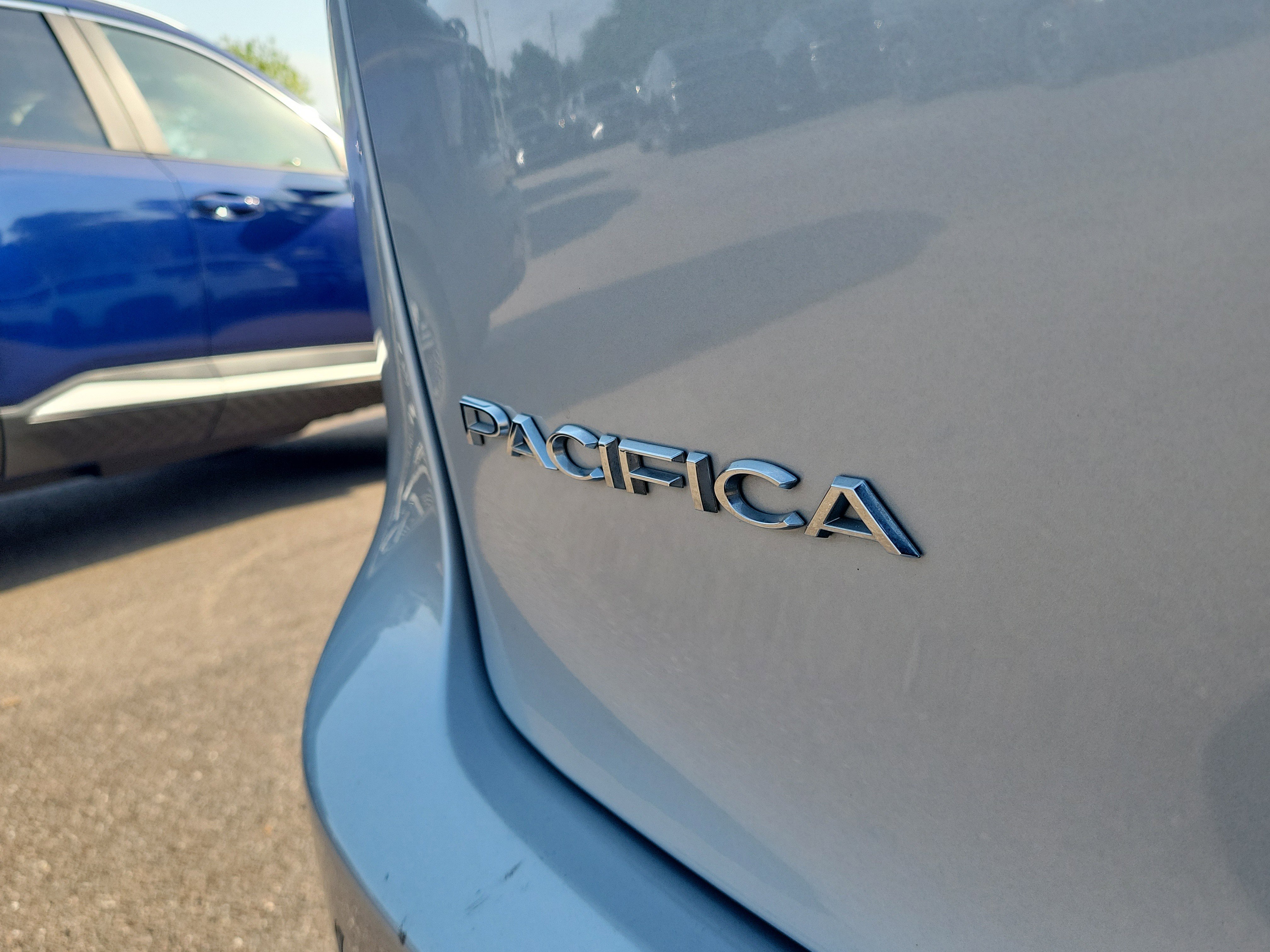 Used 2024 Chrysler Pacifica Touring-L image 8