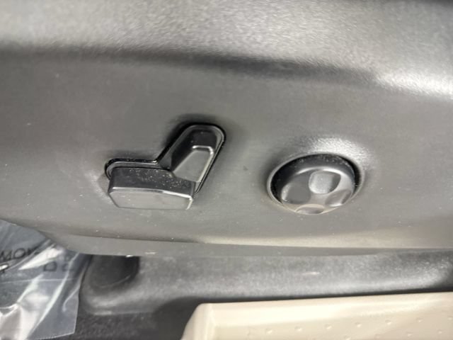 Used 2024 Chrysler Pacifica Touring-L FWD image 20