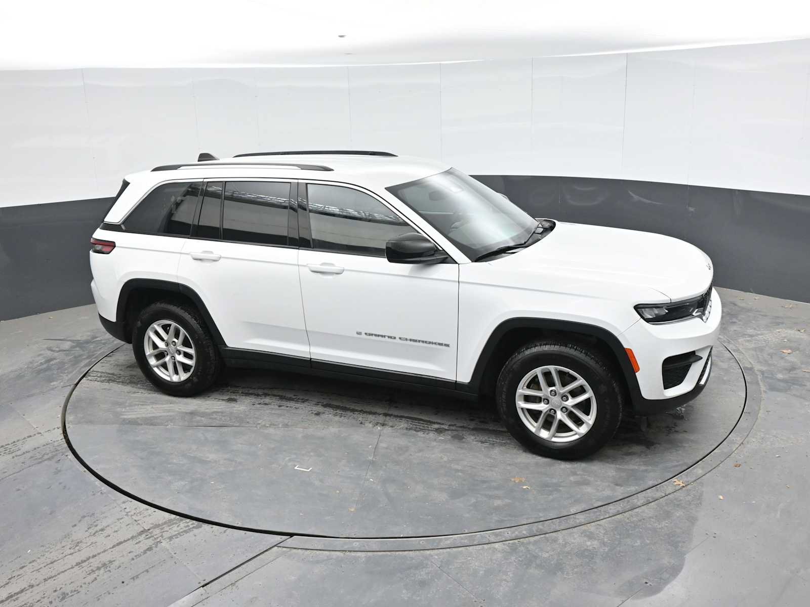 Used 2023 Jeep Grand Cherokee Laredo AWD/4WD image 19