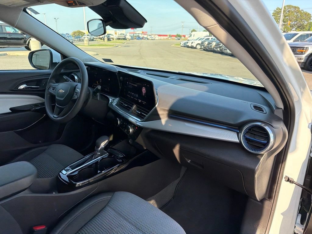 Used 2025 Chevrolet Trax LT FWD image 22