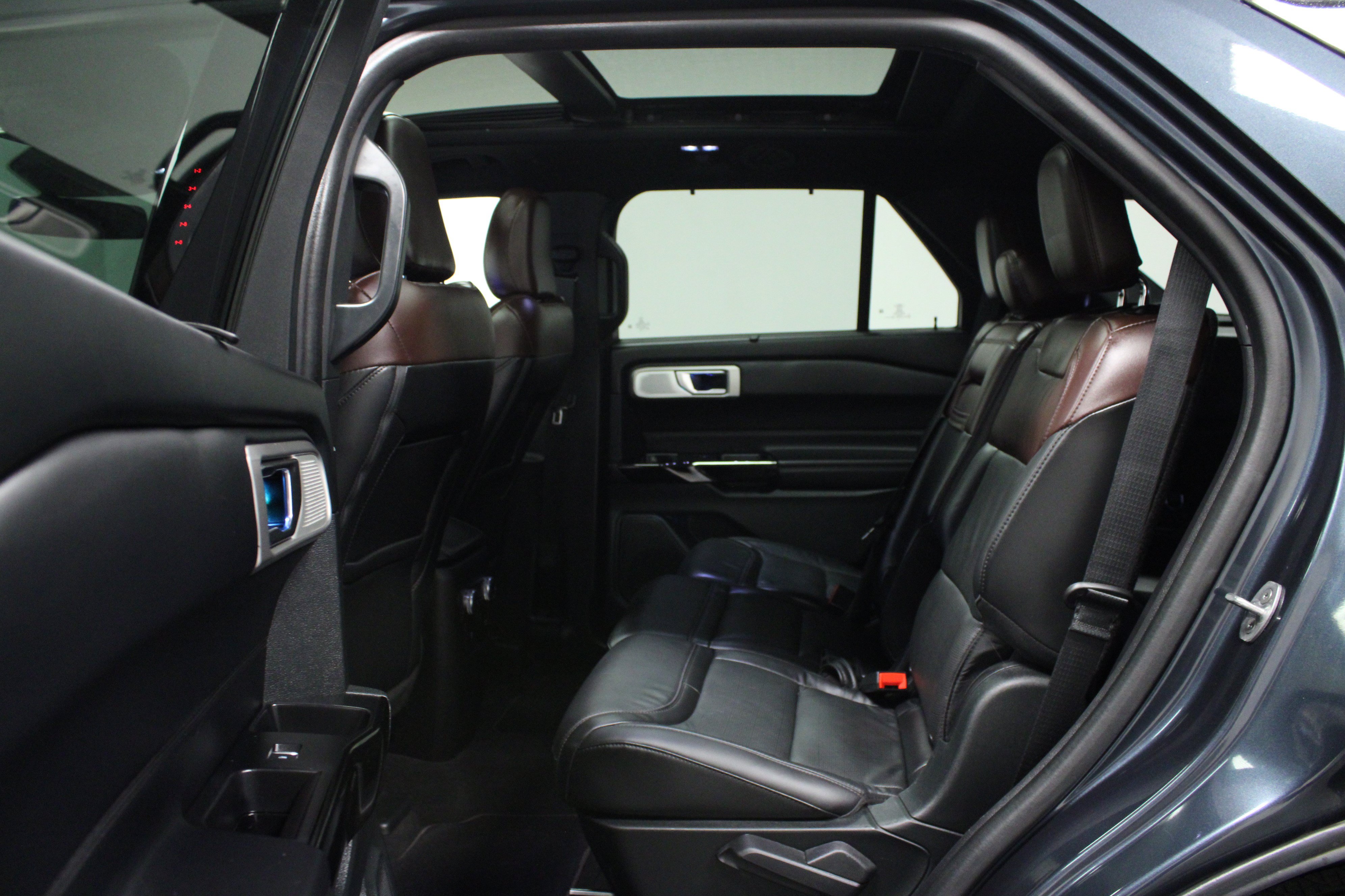 Used 2022 Ford Explorer Platinum w/ Technology Package RWD image 13