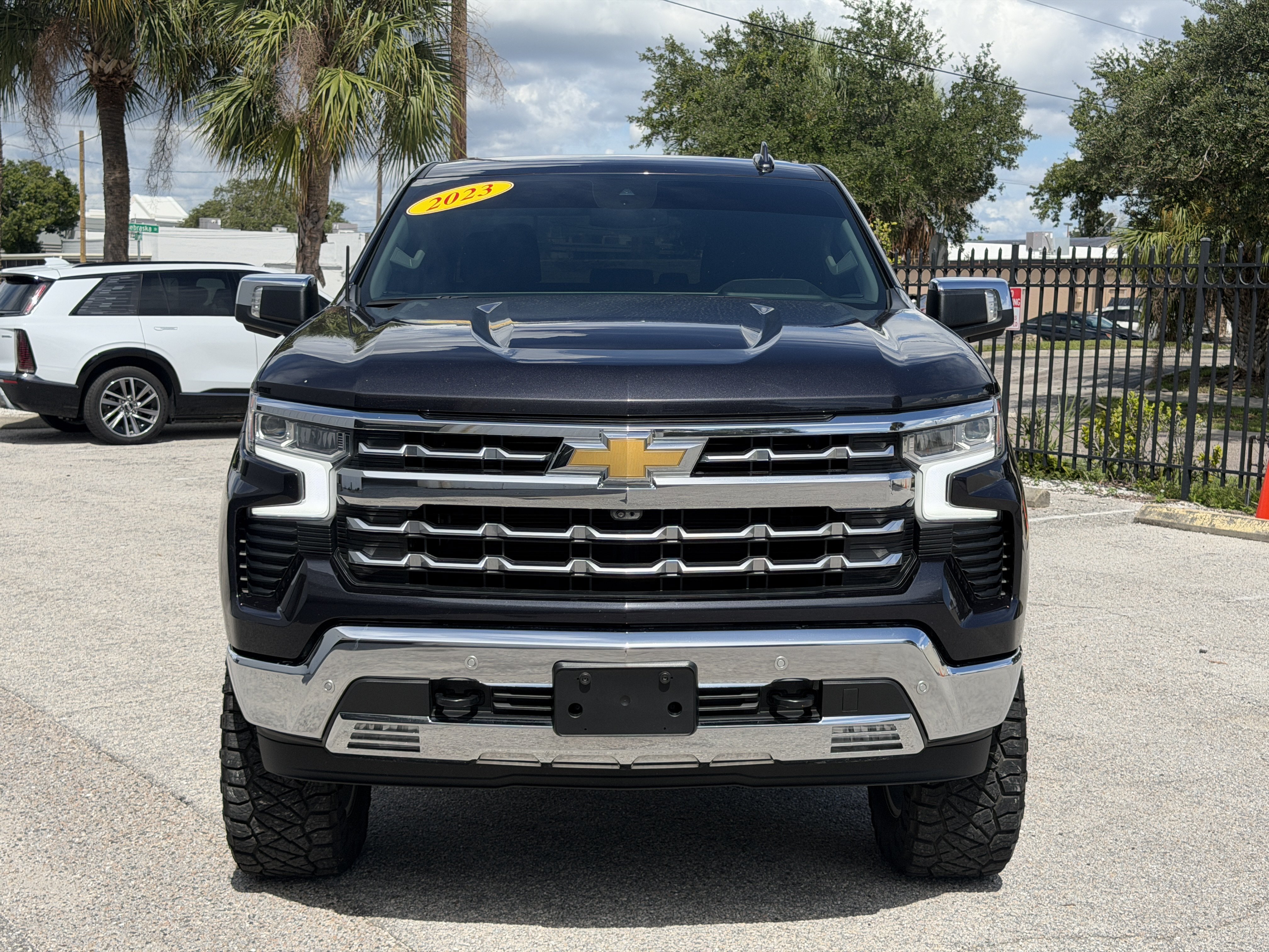 Used 2023 Chevrolet Silverado 1500 LTZ AWD/4WD image 2