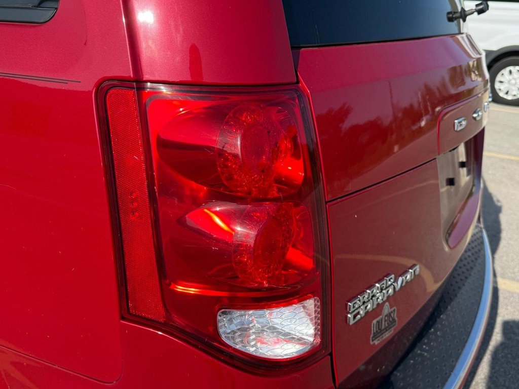 Used 2016 Dodge Grand Caravan SE image 11
