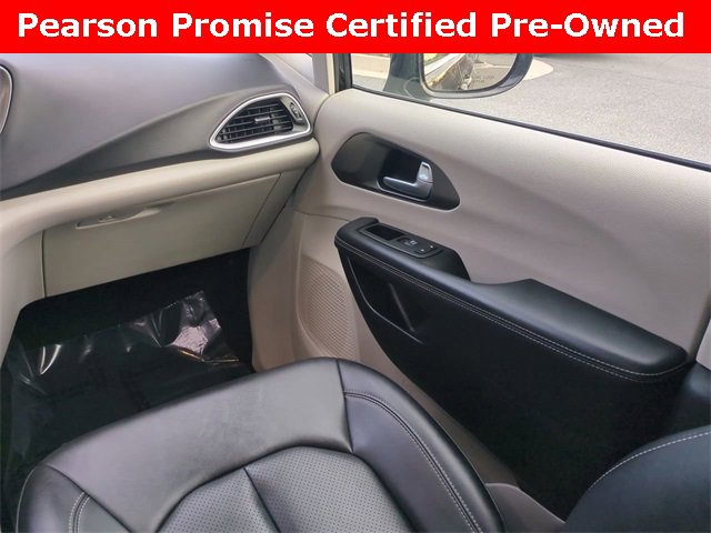 Used 2024 Chrysler Pacifica Touring-L image 17