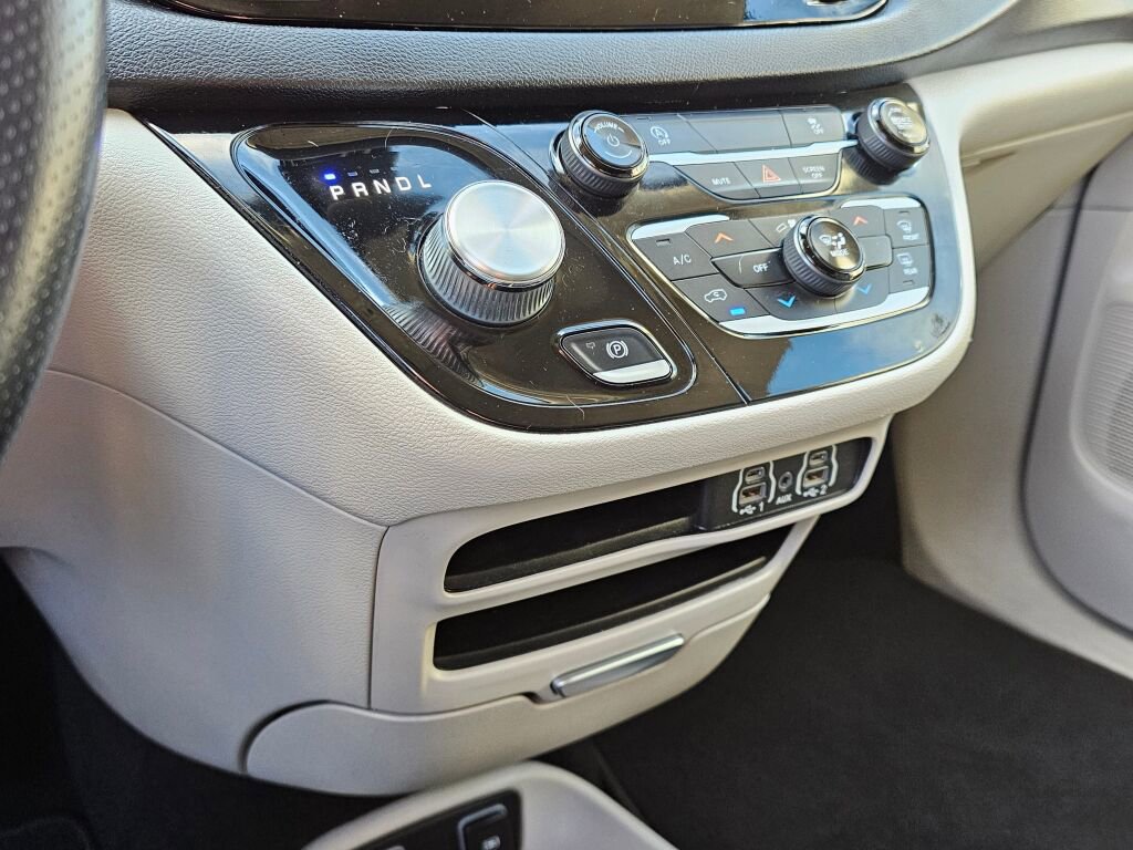 Used 2021 Chrysler Voyager Lxi image 23