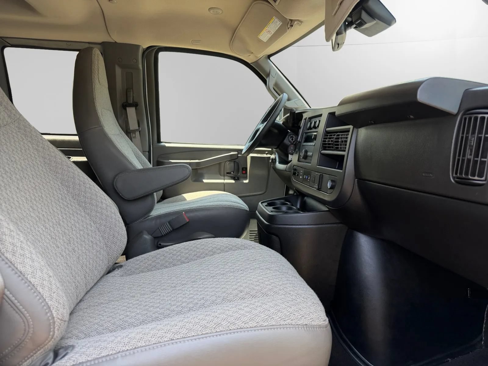 Used 2025 Chevrolet Express 3500 LT w/ LT Preferred Equipment Group RWD image 17